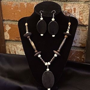 Women’s Afrocentric 13in necklace & earrings